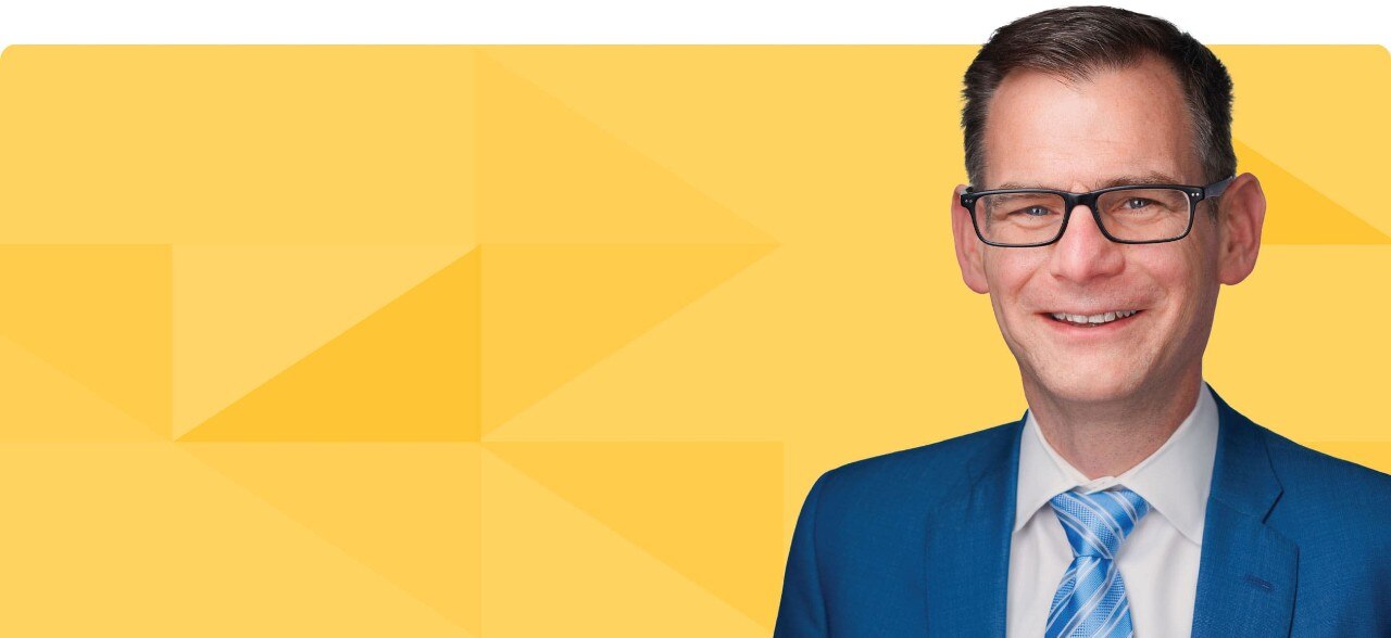 Jeff Steigelman's headshot on a tessellated gold background