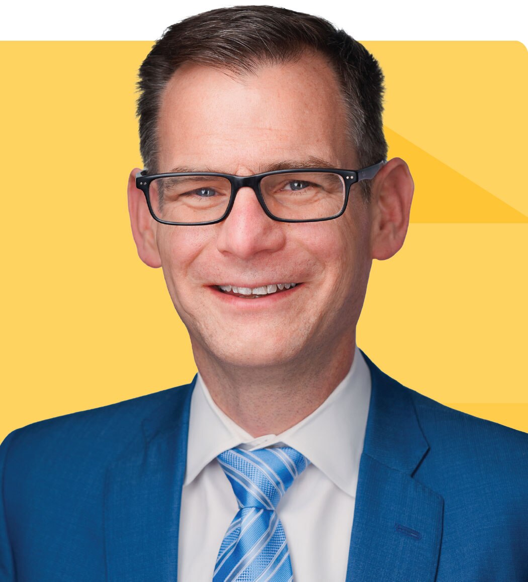 Jeff Steigelman's headshot on a tessellated gold background